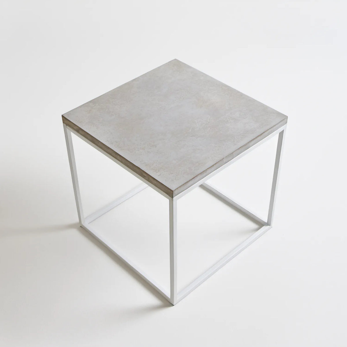 Kwadratowy stół 80 x 80 x 75 cm z blatem MDF w jasnoszarym dekorze betonu i białą stalową ramą