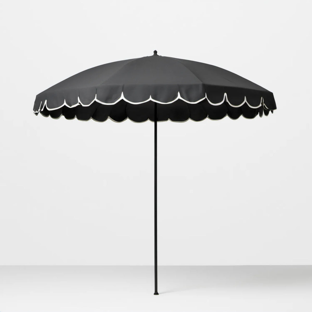 Okrągły parasol ogrodowy czarny/biały Ø 270 cm z falbaną, wysokość 245 cm
