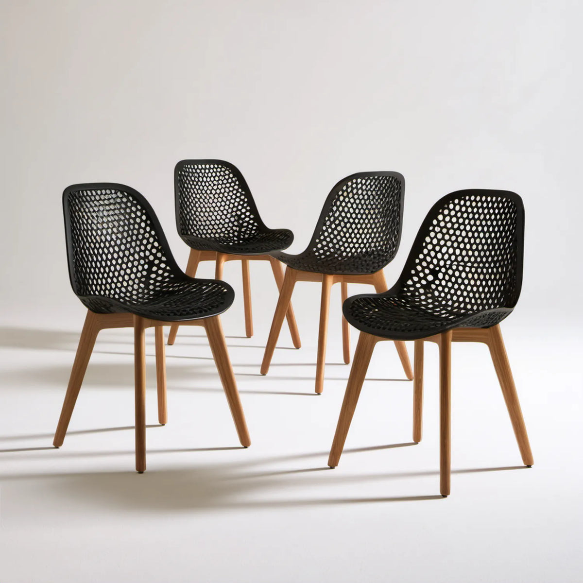 Zestaw 4 czarnych krzeseł z ażurowym siedziskiem PP i nogami z drewna bukowego, 82 × 49 × 54 cm